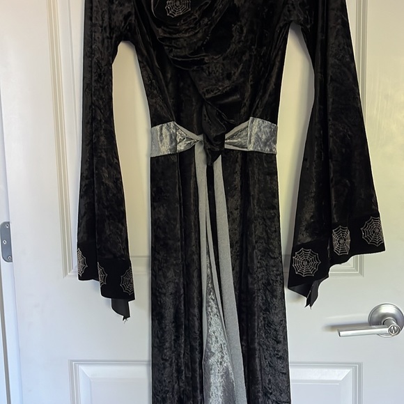 🕷️ WITCH CLOAK/COSTUME 💀 WOMEN’S MEDIUM 👻🎃VELVETY - Picture 13 of 15